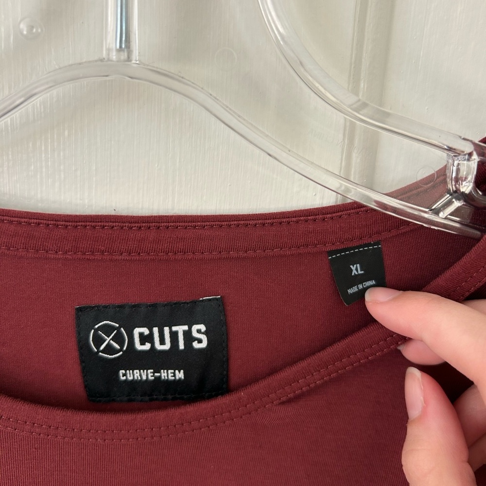 Cuts AO Men's Long Sleeve Curve-Hem In Currant Red - Picture 3 of 4